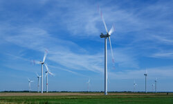 Genehmigung und Überwachung von Windenergieanlagen — Grundlagenseminar Drehende Windräder in Landschaft