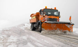 Praxis von Straßenreinigung und Winterdienst Schneepflug