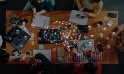Meetings, die wirken – mit KI zu mehr Struktur, Tempo und Ergebnissen Meeting-Situation mit KI-Bezug