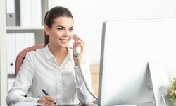 Die souveräne Assistentin 10+ - gelassen, fokussiert, zuverlässig Frau telefoniert